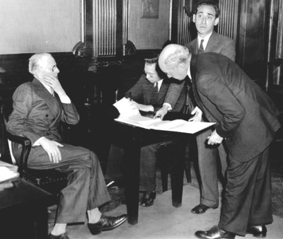 Ливермор сидит напротив судьи, рассматривается его дело о банкротстве 1934 год